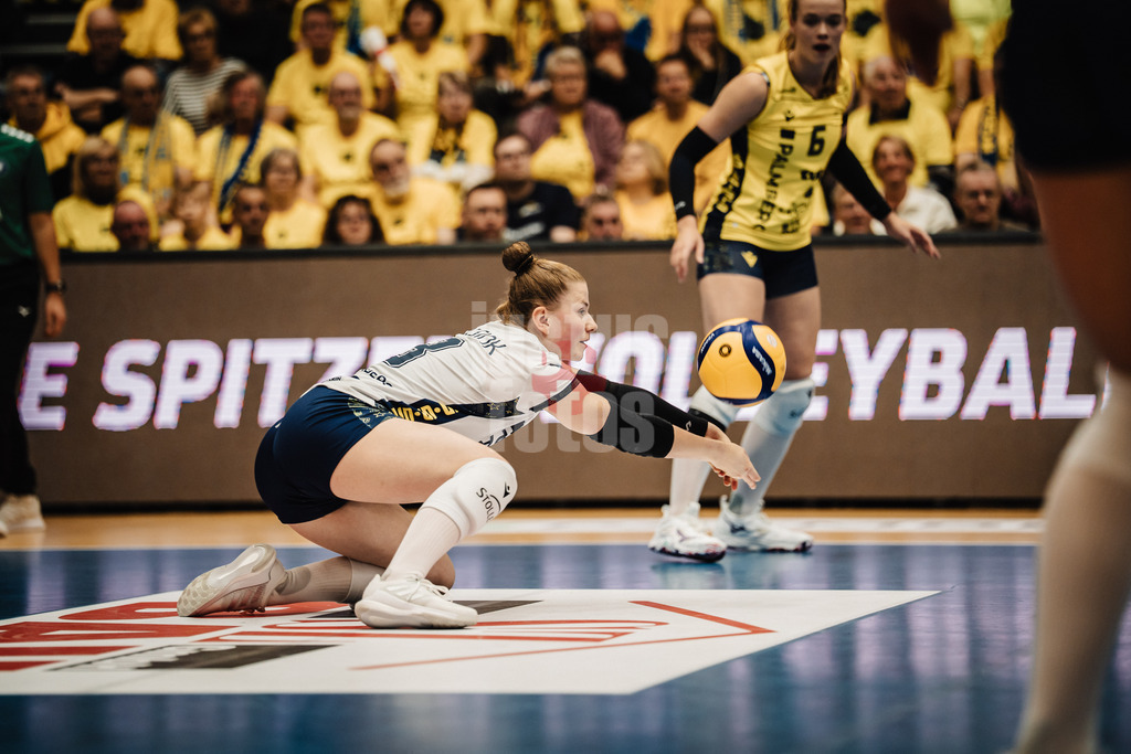 Volleyball | Frauen | Saison 2025/2026 | Volleyball Bundesliga | SSC Palmberg Schwerin vs. ETV Hamburger Volksbank Volleys | 18.10.2025 | Florien Reesink (#3, SSC Palmberg Schwerin) spielt den Ball