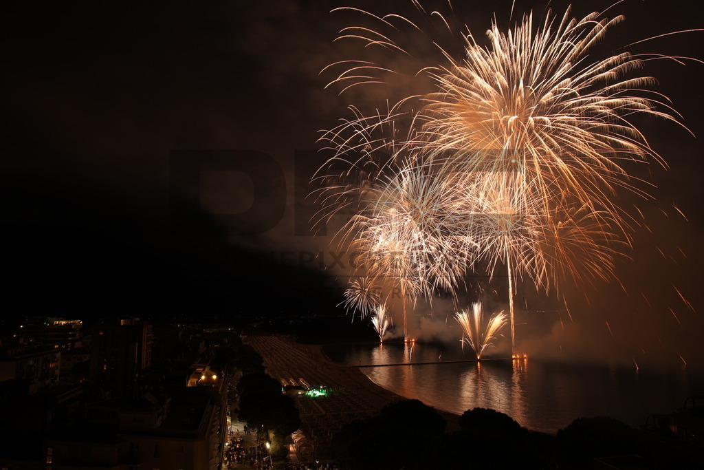 Ferragosto Fireworks in Grado, Italy | GRADO, ITALY, 15.AUG.26 - FIREWORKS - Ferragosto fireworks over the Adriatic Sea in Grado, Italy. Colorful fireworks light up the night sky above the beach, coastline and waterfront during the traditional summer celebration. - Realisiert mit Pictrs.com