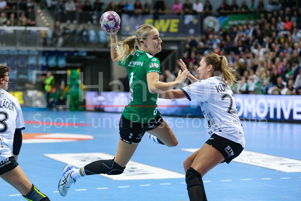 Handball, Bundesliga Frauen, VfL Oldenburg - Thüringer HC | v.li.: Lisa Borutta (VfL Oldenburg, 2) beim Wurf, am Ball, Spielszene, Aktion, Action, Kerstin Kündig (Thüringer HC, THC, 27)