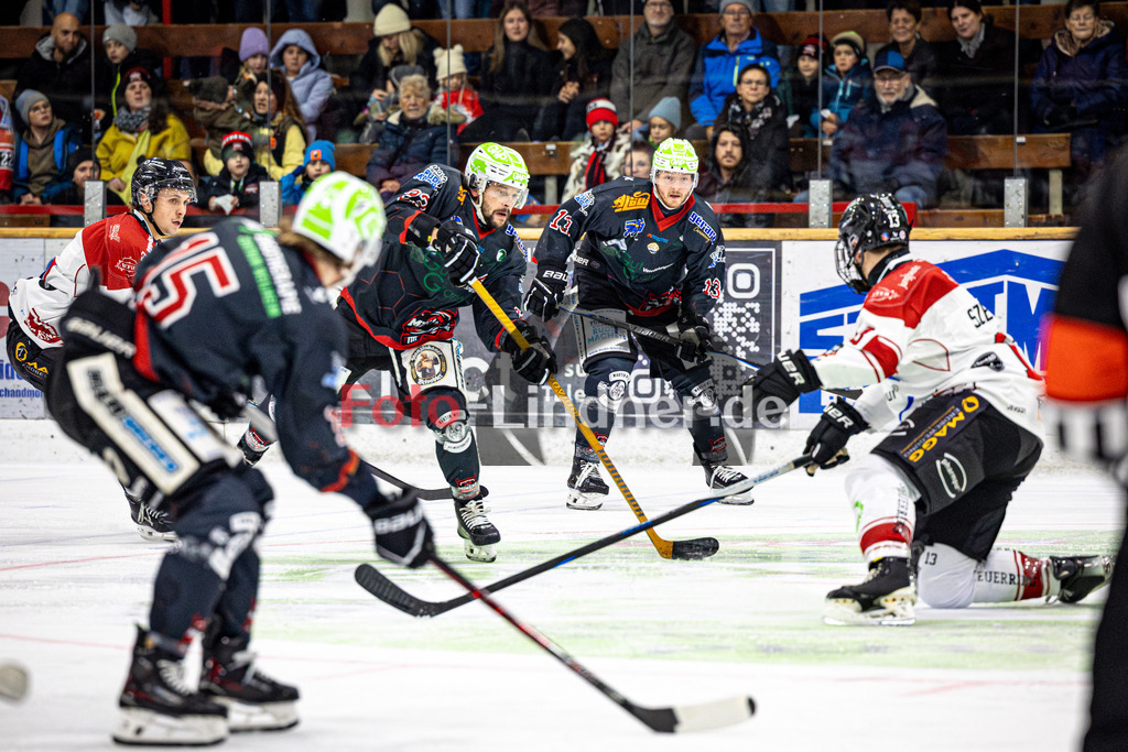 Peißenberg MINERS gegen EHC Königsbrunn | Eishockey Bayernliga 2025/26 Vorrunde 7. Spieltag, Peißenberg MINERS gegen EHC Königsbrunn, 20251102,Schuss Dejan VOGL (MINERS 23),2025-11-02 in Peißenberg (flatbuy Arena Peißenberg), Dejan VOGL (MINERS 23), Weiland PARRISH (MINERS 13)Copyright: WolfgangxLindner www.foto-lindner.de