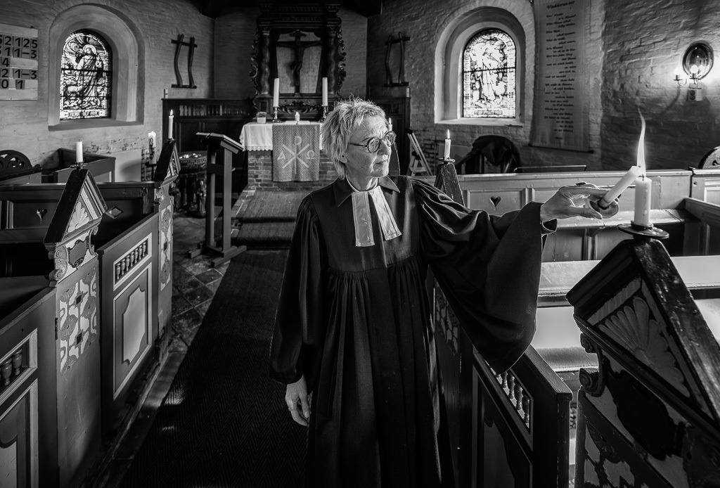 Pastorin Bettina Kolwe-Schweda in der Halligkirche St. Johannis auf Hooge © Holger Rüdel | Der Online-Shop von Holger Rüdel. Ausgewählte Fotografien als FineArt-Prints bestellen: Bildreportagen, Landschaften, Wildlife, Infrarot-Motive in Schwarzweiß und Zeitgeschichte im Bild. - Realisiert mit Pictrs.com