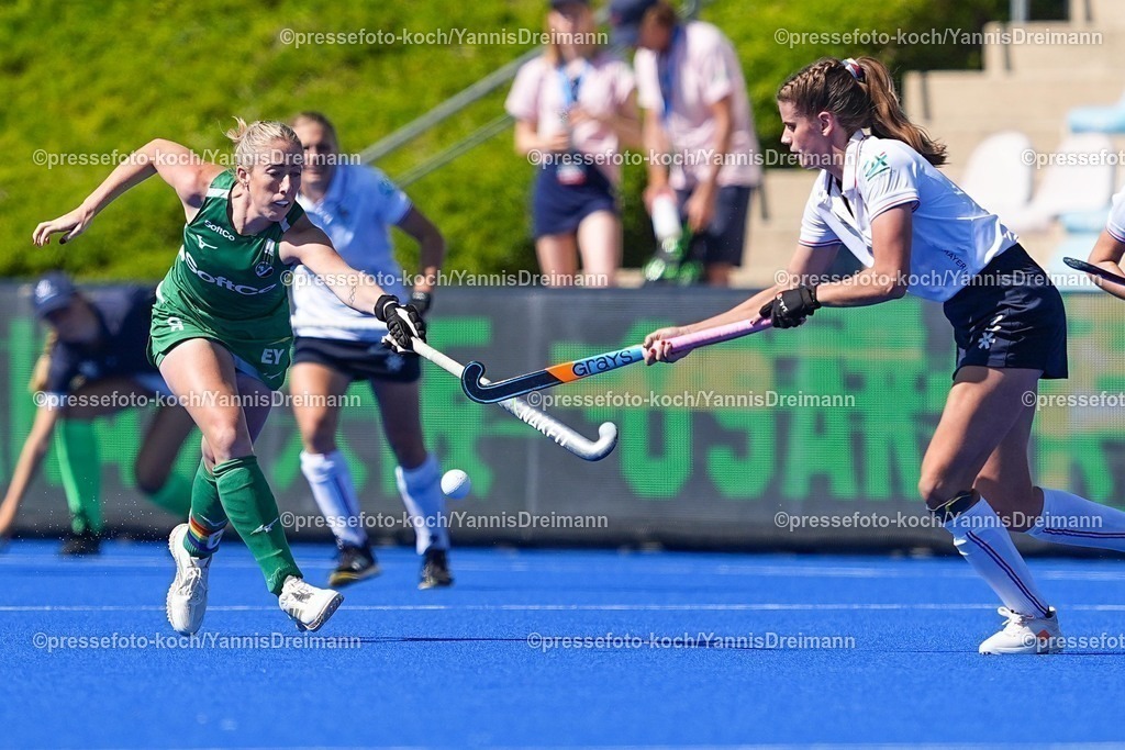 xydrx11082501032 | 11.08.2025, xydrx, Frauen EuroHockey Championship 2025, Gruppenphase, Gruppe A, Irland - Frankreich, Sparkassenpark Mönchengladbach: Sarah Hawkshaw (IRL #8) im Zweikampf gegen Catherine Clot (FRA #3)