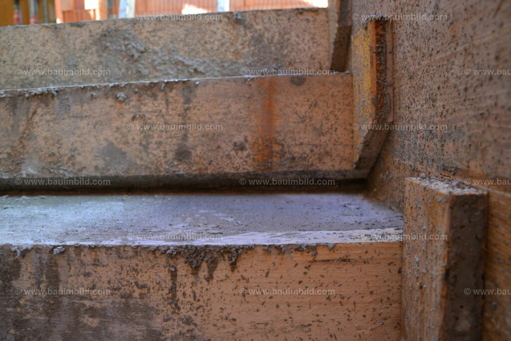 bib-lg04-betonarbeiten-treppen-0729 | Nach LV-Leistungsgruppen sortierte Detailfotos über den Bau eines Hauses. Alle Hausbau-Bilder direkt vom Urheber und Autor der Website Haus-Selber-Bauen.com