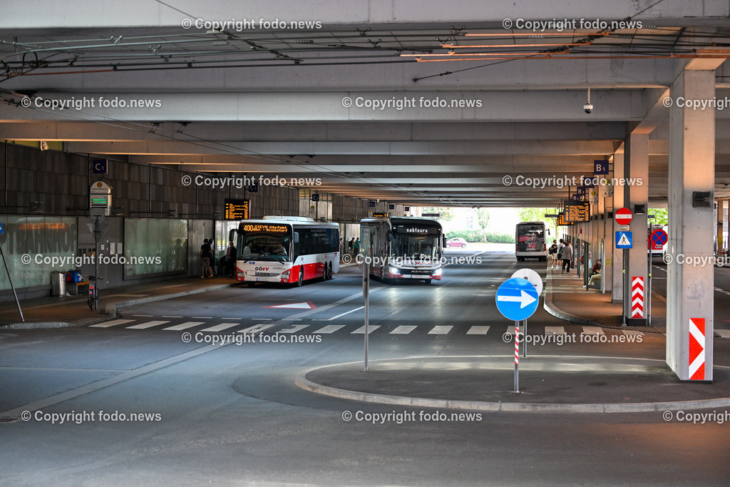 Busbahnhof Linz_ Bus_ Haltestelle_ 19.06.2024-2 | 19.06.2024, Busbahnhof Linz, AUT, Busbahnhof am Hauptbahnhof Linz, im Bild Bus, Haltestelle, Obdachlose am Warteplatz, OoeVV, Oberoesterreichischer Verkehrsverbund