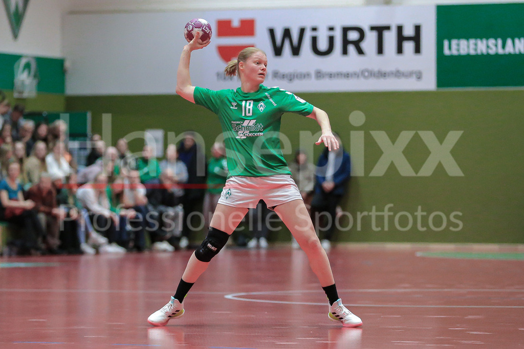 Handball, 2. Bundesliga Frauen, SV Werder Bremen - HCD Gröbenzell | v.li.: Denise Engelke (SV Werder Bremen, 18) Freisteller am Ball, Einzelfoto, Spielszene, Aktion, Action