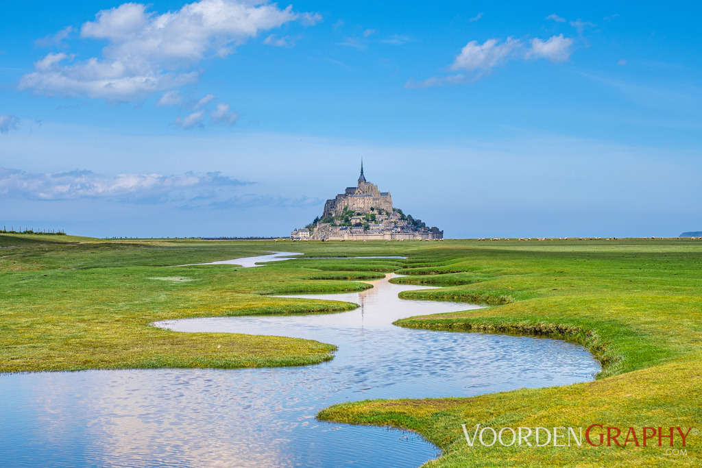 Le Mont-Saint-Michel bei Tag // Normanie // Frankreich | Magie im Wechsel der Tageszeiten – Le Mont-Saint-MichelZwei Perspektiven, ein Mythos: Der majestätische Mont-Saint-Michel, eine der faszinierendsten Sehenswürdigkeiten Europas, eingefangen in zwei ganz unterschiedlichen Momenten – bei strahlendem Tageslicht und in der geheimnisvollen Stille der blauen Stunde. "Pfad aus Licht" – Die Abendaufnahme:Wenn die Sonne hinter dem Horizont versinkt, erwacht die Silhouette des Mont-Saint-Michel in einem Meer aus Violett, Orange und tiefem Blau. Die sich schlängelnde Wasserlinie spiegelt das letzte Licht des Tages und führt den Blick direkt zum Wahrzeichen – wie ein Weg aus Licht zur Märcheninsel. "Grünes Wunder" – Die Tagesaufnahme:Bei Tageslicht zeigt sich Mont-Saint-Michel von seiner lebendigen Seite: sattgrüne Salzwiesen, klare Formen, leuchtende Farben. Der Himmel ist weit, das Wasser klar – ein Bild, das Ruhe, Weite und Schönheit zugleich ausstrahlt.Diese beiden Fotografien ergänzen sich ideal – ob einzeln als Highlight oder gemeinsam als harmonisches Diptychon. Perfekt für Wohnräume, Arbeitszimmer oder überall dort, wo Sehnsucht nach Natur, Geschichte und einem Hauch von Magie aufkommt.Jetzt als Fine-Art-Print, Alu-Dibond, Leinwand oder Gallery Print verfügbar.Wähle dein Wunschformat und hol dir ein Stück Normandie nach Hause. Wichtiger Hinweis: Bitte unbedingt auf das richtige Seitenverhältnis achten, damit nichts beschnitten wird. - Realisiert mit Pictrs.com