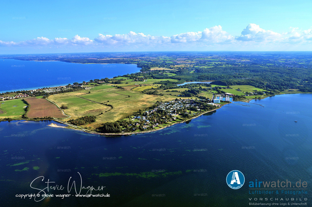 Luftbild Schausende - Schausende ist ein Ortsteil der Gemeinde Glücksburg an der Flensburger Förde | Schausende ist ein Ortsteil der Gemeinde Glücksburg an der Flensburger Förde in Schleswig-Holstein und liegt auf der Halbinsel Holnis – dem nördlichsten Punkt der deutschen Ostseeküste. Der Name stammt aus dem Dänischen und bedeutet „Waldende“. Schausende beherbergt den nördlichsten Sportboothafen Deutschlands, den Club Nautic e.V., der 1976 gegründet wurde und heute rund 170 Liegeplätze bietet.