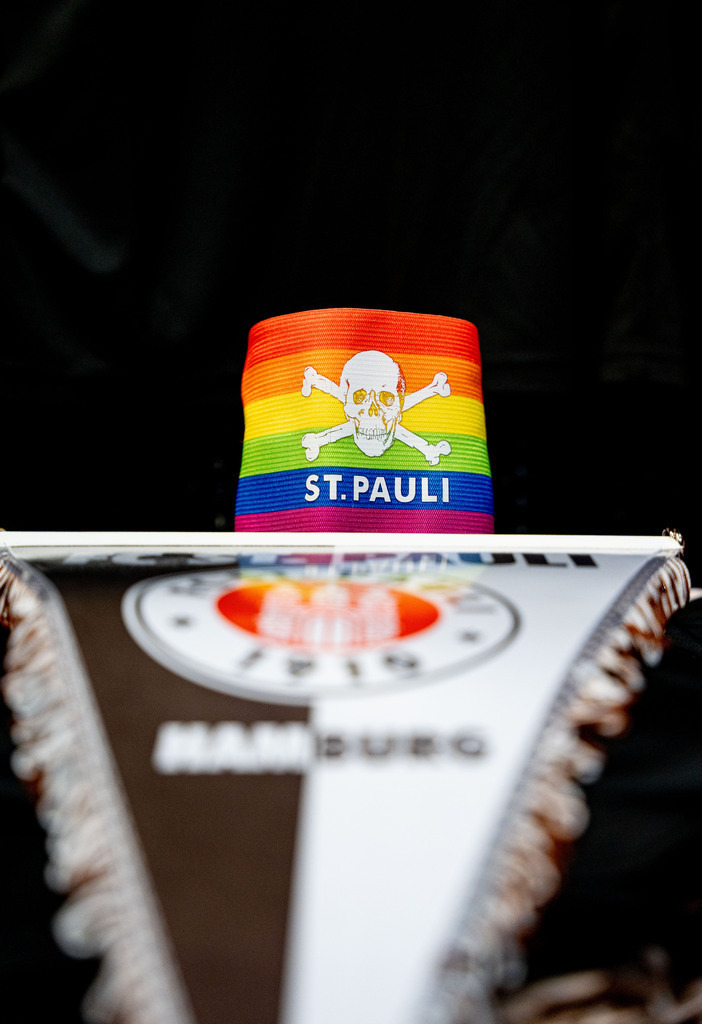 FCP08700 | Der offizielle Shop für FC St. Pauli Fotos. Wähle aus Spielszenen & Fanmomenten dein FCSP Wunschformat. Wir liefern Millerntor-Atmosphäre.