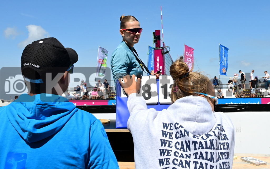 KBS Picture_Rock-The-Beach_Beachvollyball_023 | Schiedsrichter Gespann am Center Court ,Rock the Beach - die Nationale Beach-Vollyball Serie mit Festival-Charakter auf der Sandbank Strand in Ording vom 04.07. - 06.07.2025 , Qualifikation zur Deutschen Meisterschaft , - Realisiert mit Pictrs.com