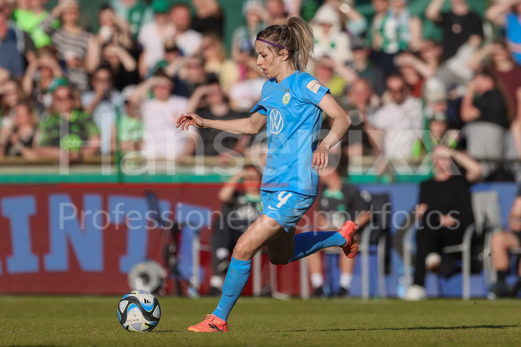 Fussball, Google Pixel Frauen-Bundesliga, SV Werder Bremen - VfL Wolfsburg | v.li.: Kathrin Hendrich (Kathy, VfL Wolfsburg, 4) am Ball, Freisteller, Einzelbild, Ganzkörper, Aktion, Action, Spielszene, DIE DFB-RICHTLINIEN UNTERSAGEN JEGLICHE NUTZUNG VON FOTOS ALS SEQUENZBILDER UND/ODER VIDEOÄHNLICHE FOTOSTRECKEN. DFB REGULATIONS PROHIBIT ANY USE OF PHOTOGRAPHS AS IMAGE SEQUENCES AND/OR QUASI-VIDEO.