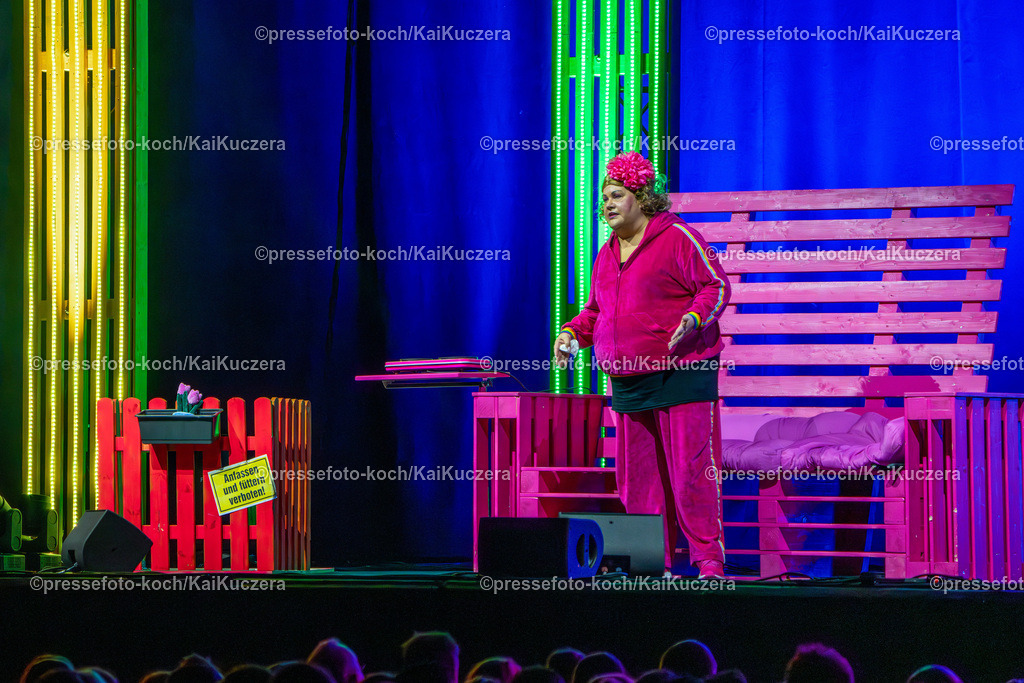 KKU27112401011 | 27.11.2024, xkkux, Düsseldorf, Komikerin Ilka Bessin performt bei ihrer Show 20 Jahre Cindy aus Marzahn in der Mitsubishi Electric Halle
