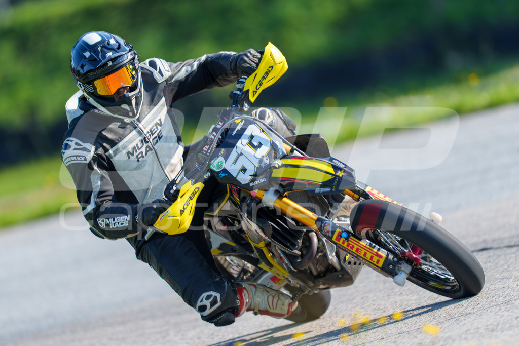 SuperMoto_Staatsmeisterschaft_Greinbach_047 | GRIPcapture steht für authentische Sportfotografie in Österreich – für Momente, die mehr sind als Geschwindigkeit oder Ergebnis. Es geht um Emotion, Spannung, Fokus und den Augenblick, der oft nur einen Wimpernschlag dauert.Ob Motorsport, Teamsport oder 