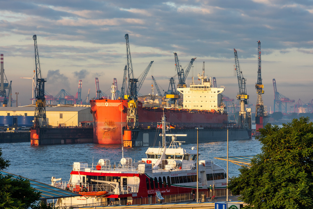 10230622 - Dock 10 am Morgen | Toller Blick auf das Dock 10 im Hamburger Hafen, das sich mittlerweile nicht mehr in Hamburg befindet. Das Foto wurde bereits im Jahr 2015 aufgenommen und zeigt einen fast nostalgischen Blick vom Stintfang auf den Hamburger Hafen, den man so live nicht mehr erleben kann.