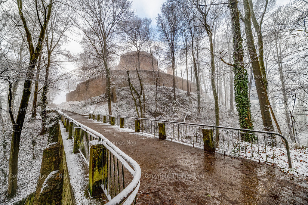 Winter-Schloss-Auerbach-Thomas_Neu_Fotografie | Winterzauber auf Schloss Auerbach: Die historische Burgruine hoch über der Bergstraße zeigt sich im Schnee von ihrer beeindruckendsten Seite. Der Blick über die Rheinebene, der mächtige Wehrturm und die markante Schwarzkiefer machen das Schloss zu einem der schönsten Wintermotive im Odenwald. Entdecken Sie die faszinierende Kombination aus Geschichte, Natur und einzigartiger Winteratmosphäre., Bild: Thomas Neu