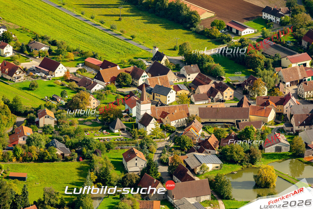 Klassische Luftaufnahme ohne Drohne zeigt:Altershausen bei Münchsteinach - Die Luftbildaufnahme wurde 2025 vom UL-Flugzeug heraus erstellt ( keine Drohne ) - Hochauflösende Luftaufnahme -Nicht vergleichbar mit Google Maps oder Satelittenbilder- Die Geschenkidee !Mit Lizenz und Bildrechte bestellbar