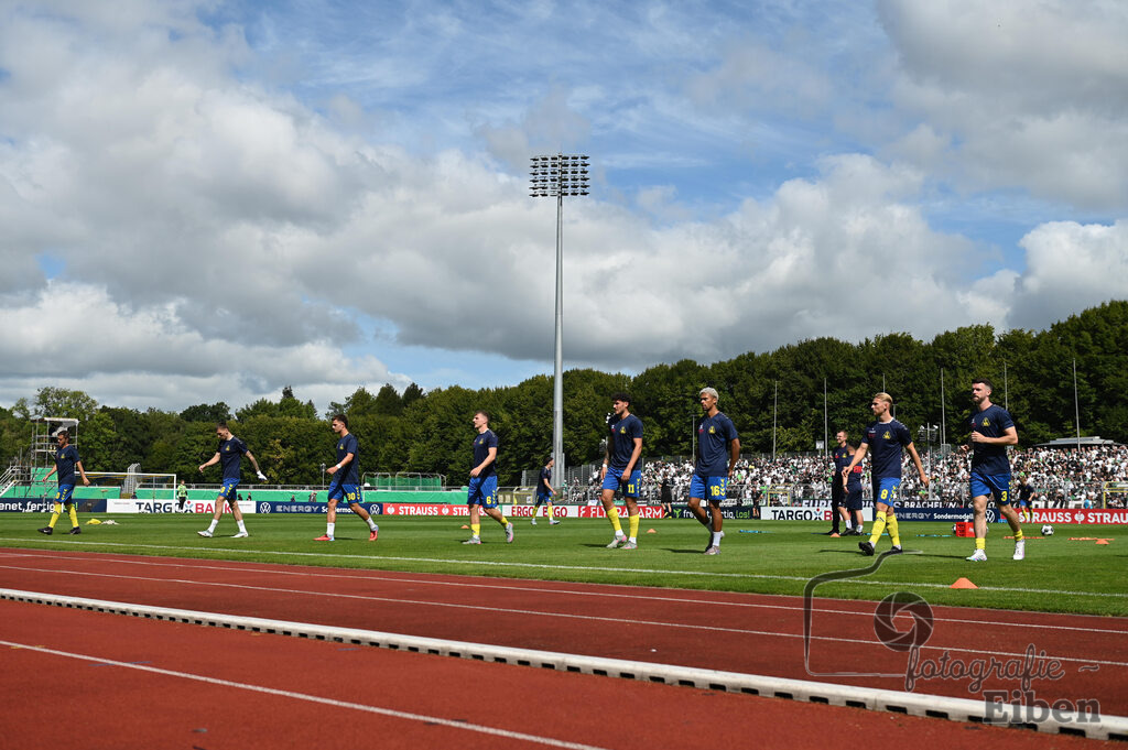 SV Atlas-Delmenhorst-Borussia Mönchengladbach | DFB-Pokal 1. Runde;SV Atlas Delmenhorst (gelb)-Borussia Mönchengladbach (schwarz) am 17.08.2025 in Oldenburg (Marschweg-Stadion), Photo: Philip Eiben 2025 - Realisiert mit Pictrs.com