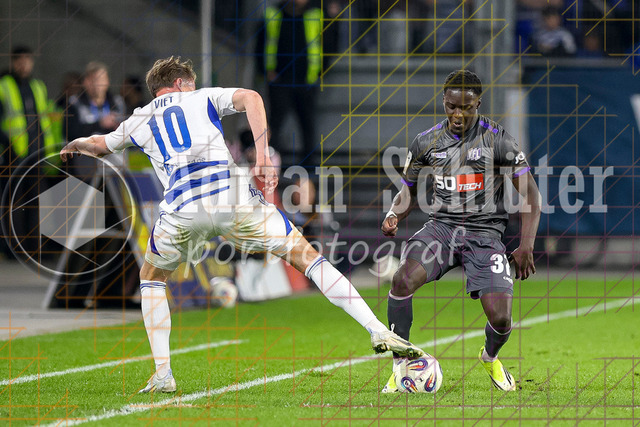 07.04.2026, GER, Fussball, Herren, 3. Liga, Saison 2025/2026, MSV Duisburg - VfL Osnabrück | Christian Viet (MSV Duisburg) und Ismail Badjie (Osnabrück) im Kampf um den Ball 