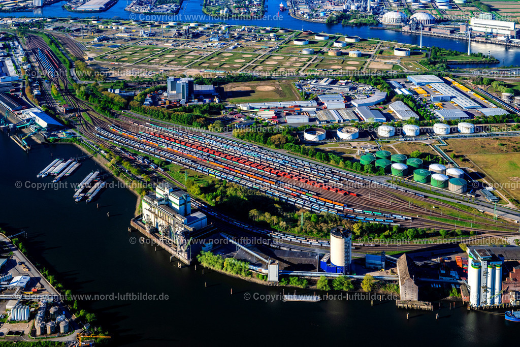 Hamburg_Wilhelmsburg_Hohe_Schaar_Rangierbahnhof_Db_Schenker_ELS_0128270425 | HAMBURG 27.04.2025 Rangierbahnhof und Güterbahnhof Hafenbahnhof Hohe Schaar der Deutschen Bahn und Silos der Hanse-Malz GmbH am Schluisgrovenhafen  in Hamburg, Deutschland. // Marshalling yard and freight station of the Deutsche Bahn at the Schluisgroven haven in Hamburg, Germany. Foto: Martin Elsen