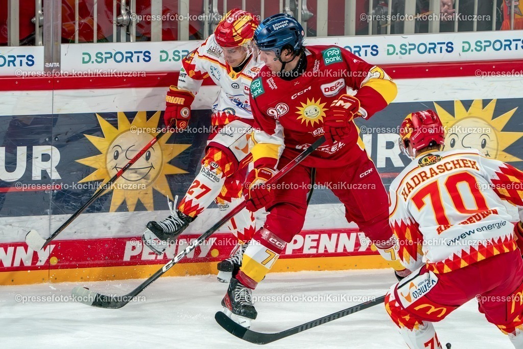 xKKU28092501098 | 28.09.2025, xKKUx, Eishockey, DEL2, Düsseldorfer EG - ESV Kaufbeuren, PSD-Bank Dome in Düsseldorf:  Ture Linden (DEG #71) im Zweikampf gegen  Jakob Peukert (Kaufbeuren #27) und Maximilian Hadraschek (Kaufbeuren #70) 