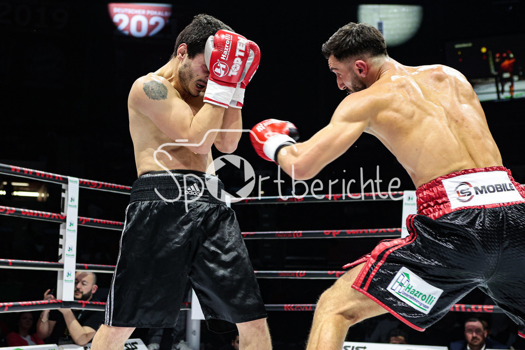 Profi - Box - Gala / Main Event | Nika GVAJAVA (schwarze Hose) in seinem Kampf gegen Kushtrim TAHIRUKAJ (rot schwarze Hose)