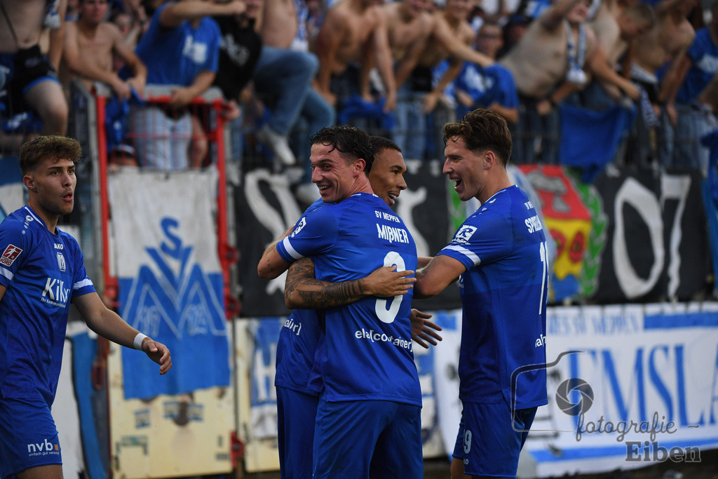 SV Meppen-VfB Lübeck | Herren Regionalliga Nord; SV Meppen (blau)-VfB Lübeck (weiß) am 01.08.2025 in Meppen (Hänsch-Arena), Photo: Philip Eiben 2025 - Realisiert mit Pictrs.com
