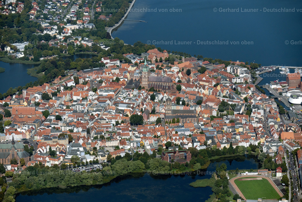 4061629 | STRALSUND 08.09.2021 Altstadtbereich und Innenstadtzentrum in Stralsund im Bundesland Mecklenburg-Vorpommern, Deutschland. Weiterführende Informationen bei: Hansestadt Stralsund,  SWS Stadtwerke Stralsund GmbH,  Stadtmarketings Stralsund e.V.. // Old Town area and city center in Stralsund in the state Mecklenburg - Western Pomerania, Germany. Further information at: Hansestadt Stralsund,  SWS Stadtwerke Stralsund GmbH,  Stadtmarketings Stralsund e.V.. Foto: Gerhard Launer