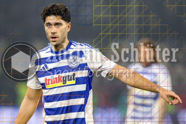 MSV Duisburg vs SV Waldhof Mannheim - 3. Liga | Duisburg, Deutschland, 07.11.25:   Mert Göckan (MSV Duisburg) gestikuliert, Gestik waehrend des Spiels der 3. Liga MSV Duisburg vs SV Waldhof Mannheim in der schauinsland-reisen-arena(Foto von Brauer-Fotoagentur / Adrian Schlueter)