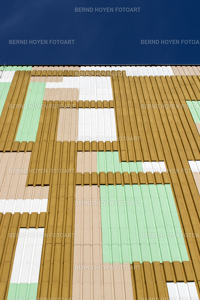 tiny labyrinth | Foto einer Hausfassade in Berlin Charlottenburg, Deutschland. | Photo of a house facade in Berlin Charlottenburg, Germany. - Realisiert mit Pictrs.com