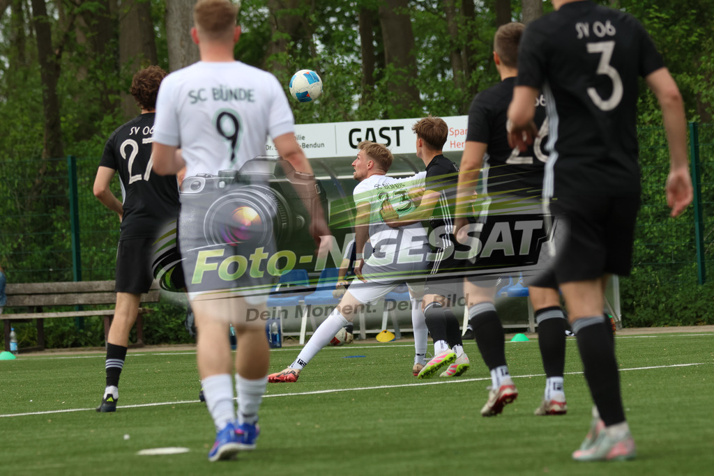 SC Bünde - SV Oetinghausen | Auf dem Bild zu sehen: weiß SC Bünde: Jordan Dusinovic ; schwarz SV Oetinghausen: Tim Pauer SC Bünde, SV Oetinghausen, Saison 25/26, Bezirksliga, Hunnebrock, Deutschland - Realisiert mit Pictrs.com
