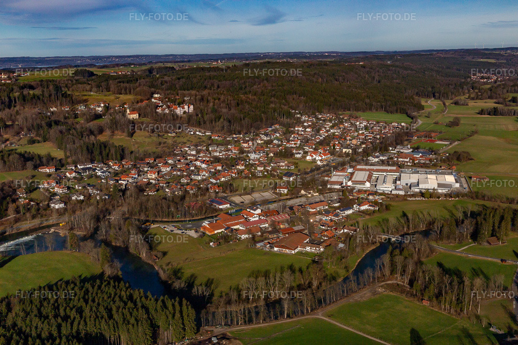 Luftbild: Ortsansicht von Süden in Eurasburg im Bundesland Bayern in Deutschland. Foto: IMG_139437.jpg vom 27.12.2023 durch Werner Riehm/FLY-FOTO.de