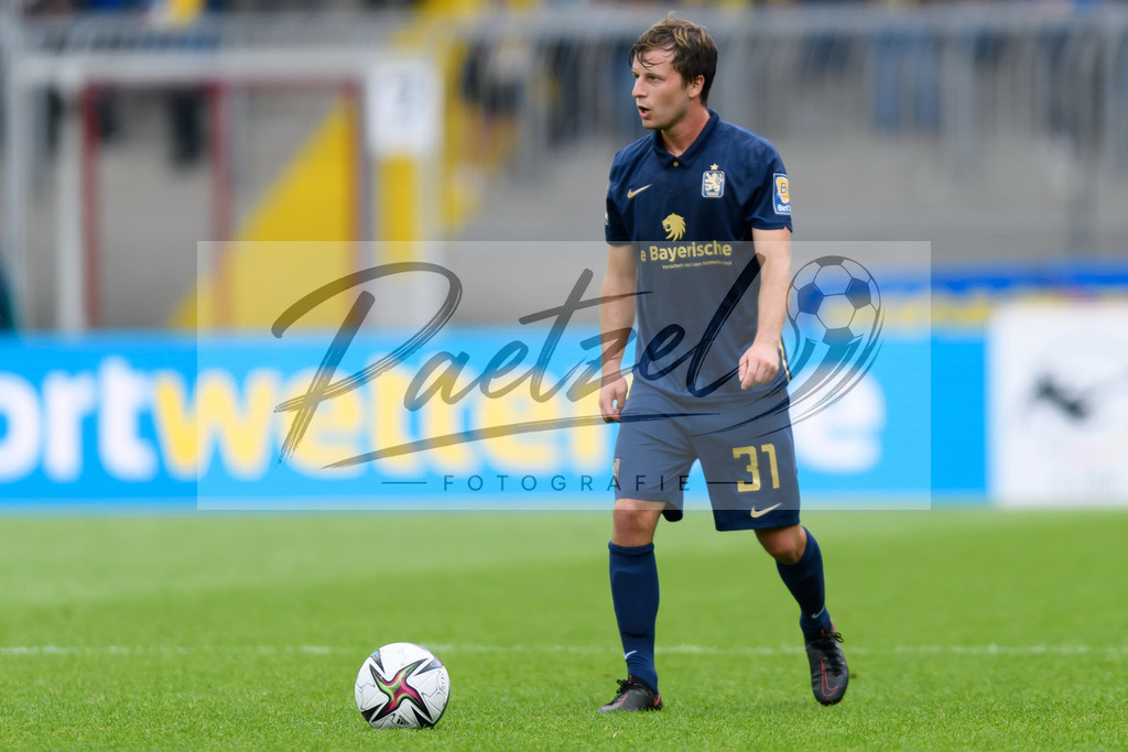 EBSTSV20210828_188 | Fussball, Herren: Richard Neudecker (TSV 1860 Muenchen) in Aktion, am Ball, Einzelaktion beim Spiel der 3. Liga zwischen Eintracht Braunschweig und TSV 1860 Muenchen im Eintracht-Stadion am 28.08.2021 in Braunschweig, Deutschland.DFB / DFL REGULATIONS PROHIBIT ANY USE OF PHOTOGRAPHS AS IMAGE SEQUENCES AND/OR QUASI-VIDEO. - Realisiert mit Pictrs.com