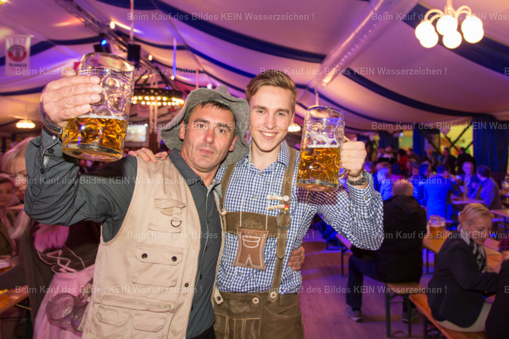 Oktoberfest IHK 2013-6404 | Über viele Jahre durfte ich zahlreiche Veranstaltungen der Industrie- und Handelskammer begleiten. Ob das „Treffen der Wirtschaft“ oder andere Unternehmerveranstaltungen.  Auf diesem Foto bin ich mit Max Schmietendorf zu sehen. Wenn ich dieses Bild sehe, denke ich die vielen schönen Momente, an Freude und daran, wie bereichernd mein Berufsleben durch all diese Begegnungen geworden ist. Danke Max - Realisiert mit Pictrs.com