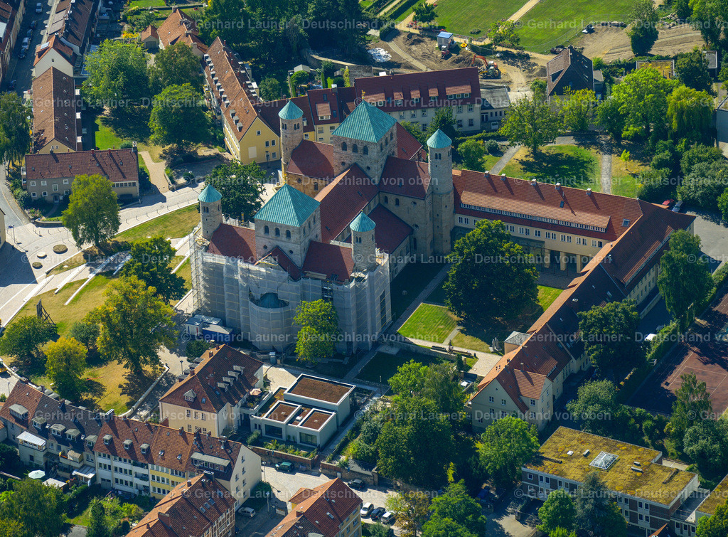 3292861 | Die Michaeliskirche (auch St. Michaeliskirche oder St. Michaelis) in Hildesheim ist eine ottonische, also vorromanische bzw. frühromanische Kirche.