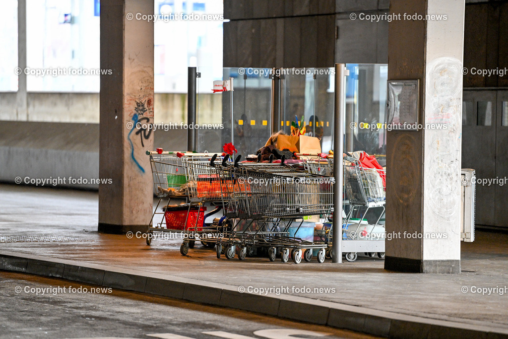 Busbahnhof Linz_ Bus_ Haltestelle_ Obdachlose_ 16.01.2024-5 | 16.01.2024, Busbahnhof Linz, AUT, Busbahnhof am Hauptbahnhof Linz, im Bild Bus, Haltestelle, Obdachlose am Warteplatz, OoeVV, Oberoesterreichischer Verkehrsverbund