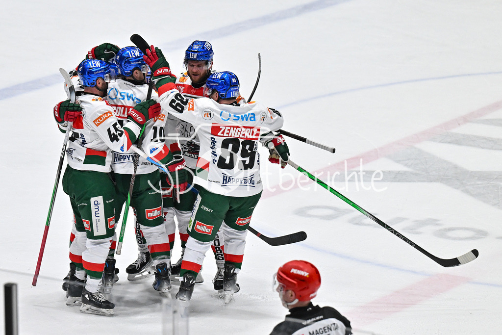 Löwen Frankfurt -Augsburger Panther | Grenzenloser Jubel der Panther nach dem Treffer zum 4-4 Ausgleich durch Anthony LOUIS (Augsburger Panther #18) / Freude / Happy / Tor / Torschuetze / DEL: Loewen Frankfurt - Augsburger Panther, Eissporthalle Frankfurt am 14.02.2025