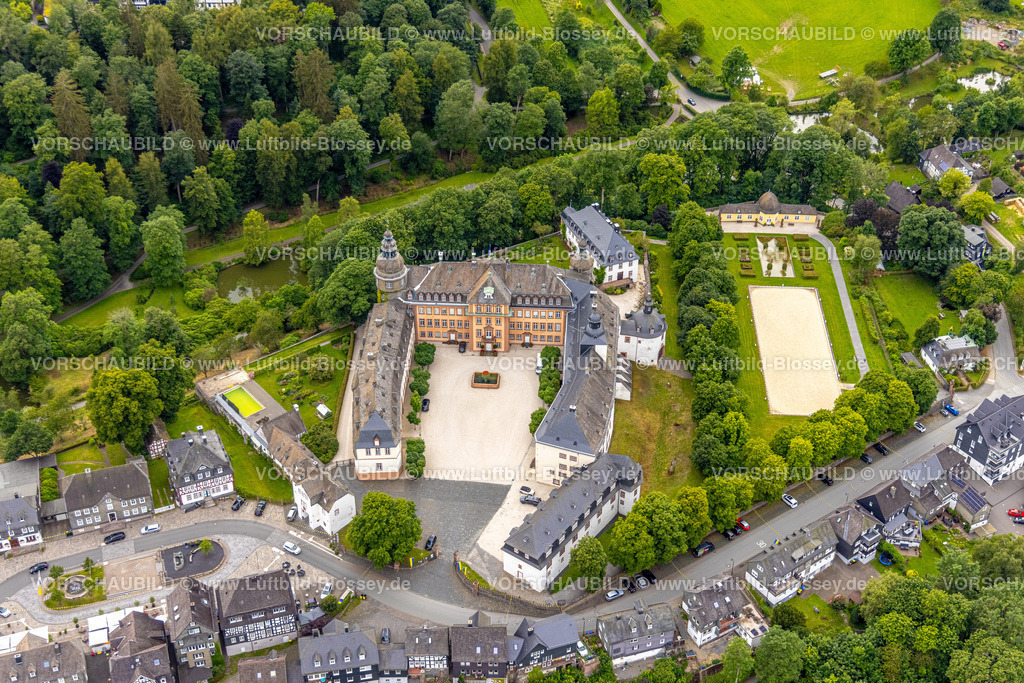 BadBerleburg240710142 | Luftbild, Schloss Berleburg, Residenzschloss der Familie Sayn-Wittgenstein, Orangerie und Kreuzgarten, Wasserbehälter, Bad Berleburg, Wittgensteiner Land, Nordrhein-Westfalen, Deutschland