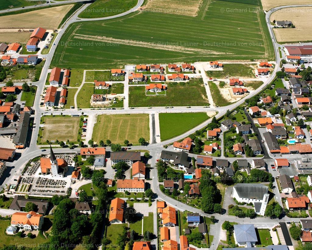 2600809 | UNTERNEUKIRCHEN 09.06.2006 Wohngebiet einer Einfamilienhaus- Siedlung  in Unterneukirchen im Bundesland Bayern, Deutschland // Single-family residential area of settlement  in Unterneukirchen in the state Bavaria, Germany Foto: Gerhard Launer