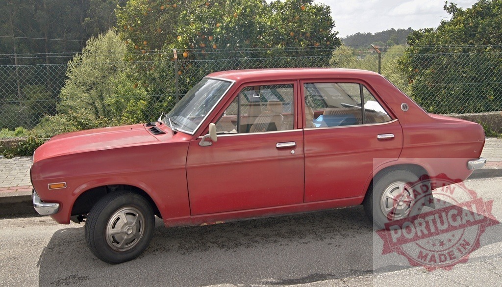 Datsun 120Y B210 vintage red car parking on street | Red Datsun 120Y B210 sedan parked on a street with orange trees in the background - Realisiert mit Pictrs.com