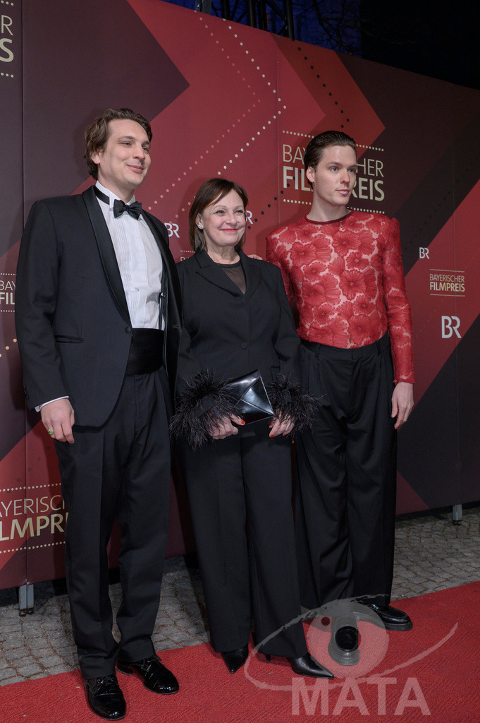 _DWI4692 | Lukas Röder, Til Schindler und Heike Hanold-Lynch bei der Verleihung des 47. Bayerischen Filmpreises 2026  im Prinzregententheater. München, Deutschland. Der Bayerische Filmpreis wird seit 1979 von der Bayerischen Staatsregierung verliehen, um die Bedeutung des Kinofilms als Kulturgut herauszustellen - Realisiert mit Pictrs.com