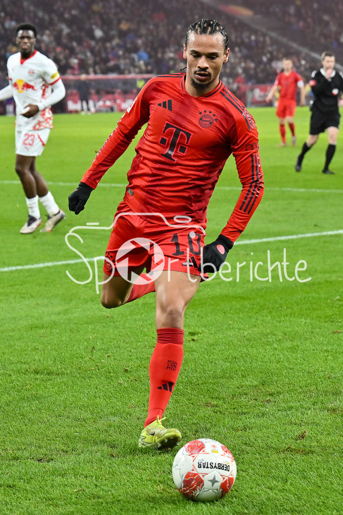 RB Salzburg - FC Bayern München | am Ball Leroy SANE (FC Bayern Muenchen 10) / Freisteller / Einzelfoto / Testspiel: RB Salzburg - FC Bayern Muenchen, Red Bull Arena am 06.01.2025
