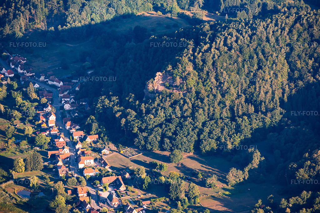 Vue aérienne: Rocher du Wachtfels über dem Friedhof à Obersteinbach dans le département Bas Rhin, France – .Photo: IMG_158131.jpg prise le 25/07/2026 par Werner Riehm/FLY-FOTO.eu – Résolution de l'original: 6000 x 4000 px