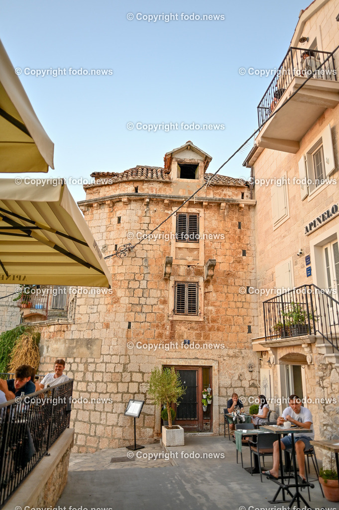 Kroatien_ Supetar_ Brac_ 03.08.2023-45 | 03.08.2023, Kroatien, HRV, Brač, Insel in Dalmatien, Supetar im Bild typische Gasse in Kroatien, Supetar, 