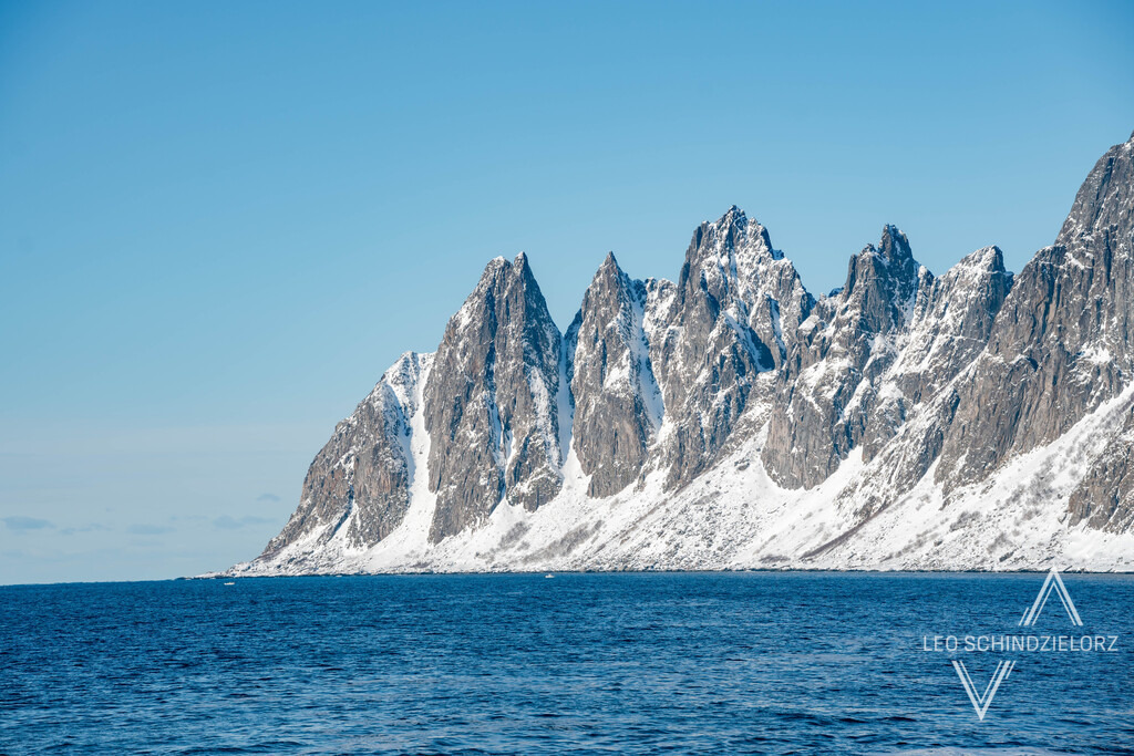 Fotografie_Leo_Schindzielorz_NO_Winter_Senja_Hester_Segla_20230323_A7400339_org | Atmosphärische Landschaftsbilder & Drohnenaufnahmen aus dem Allgäu, Tirol, Südtirol & der Schweiz – ideal für Leinwanddrucke & zur stilvollen Raumgestaltung. - Realisiert mit Pictrs.com