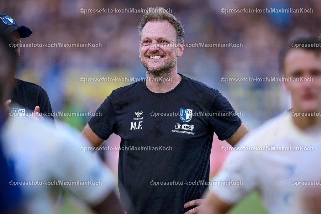 DFB15082501078 | 15.08.2025, Fußball, DFB-Pokal, 1. FC Saarbrücken - 1.FC Magdeburg, Ludwigsparkstadion, Saison 2025 2026: Cheftrainer Markus Fiedler (1FC Magdeburg #hc) lachend gute Laune Freude lächelt nach dem 3:1 SiegDFB regulations prohibit any use of photographs as image sequences and or quasi-video.