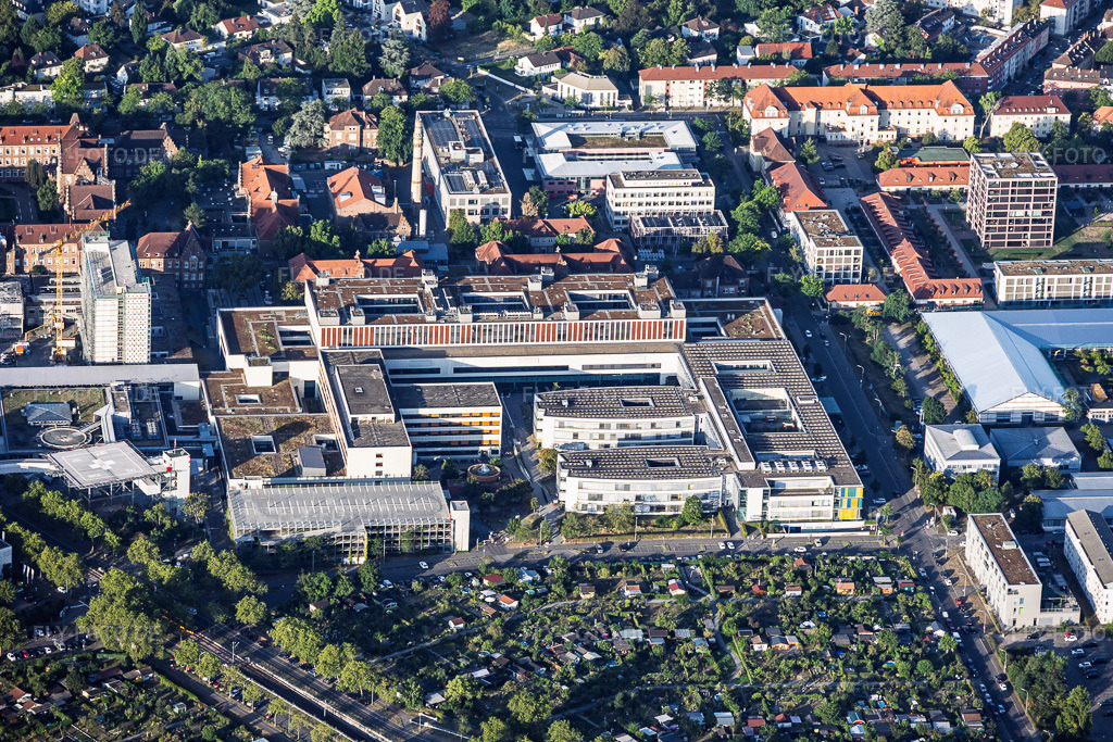 Luftbild: Städtisches Klinikum Karlsruhe gGmbH, Klinik für Mund-Kiefer-Gesichtschirurgie und Franz-Lust-Klinik für Kinder- und Jugendmedizin (Kinderklinik Karlsruhe)  einrichtungen/kopfkliniken/mund-kiefer-und-gesichtschirurgie einrichtungen/kinder-und-frauenklinik/kinder-und-jugendmedizin im Ortsteil Nordweststadt in Karlsruhe im Bundesland Baden-Württemberg in Deutschland. – Foto: IMG_158289.jpg vom 06.08.2026 durch Werner Riehm/FLY-FOTO.de – Auflösung des Originals: 6000 x 4000 px – Klinikum Karlsruhe: Klinikum Karlsruhe – Klinikum Karlsruhe: Klinik für Mund-, Kiefer- und Gesichtschirurgie – Klinikum Karlsruhe: Franz-Lust-Klinik für Kinder- und Jugendmedizin