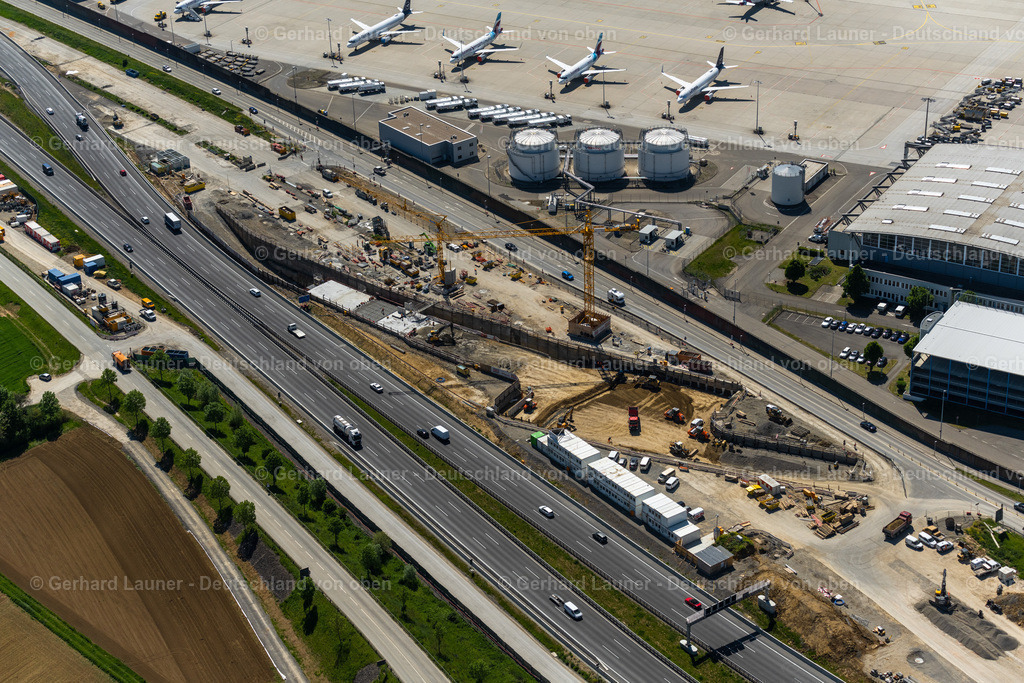 4045651 | PLIENINGEN 31.05.2021 Baustelle mit Tunnelführungsarbeiten für die Streckenführung und den Verlauf " Flughafentunnel " parallel zum Verlauf der Autobahn BAB A8 im Ortsteil Plieningen in Stuttgart im Bundesland Baden-Württemberg, Deutschland. Weiterführende Informationen bei: Ed. Züblin AG,  GBI Gackstatter Beratende Ingenieure GmbH,  Max Bögl Bauservice GmbH & Co. KG,  STRABAG Real Estate GmbH,  Vössing Ingenieurgesellschaft mbH. // Construction site with tunneling work for the route and the "airport tunnel" course parallel to the course of the A8 motorway in the Plieningen district of Stuttgart in the state Baden-Wuerttemberg, Germany. Further information at: Ed. Zueblin AG,  GBI Gackstatter Beratende Ingenieure GmbH,  Max Boegl Bauservice GmbH & Co. KG,  STRABAG Real Estate GmbH,  Voessing Ingenieurgesellschaft mbH. Foto: Gerhard Launer