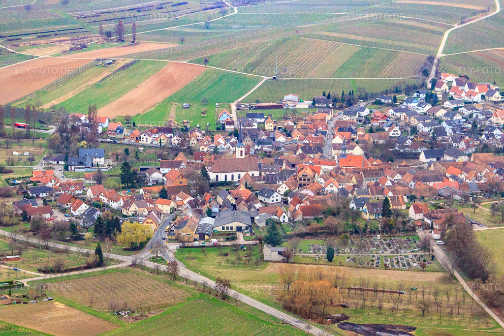 Luftbild: Friedhof in Göcklingen im Bundesland Rheinland-Pfalz in Deutschland. Foto: IMG_25378.jpg vom 25.03.2010 durch Werner Riehm/FLY-FOTO.de