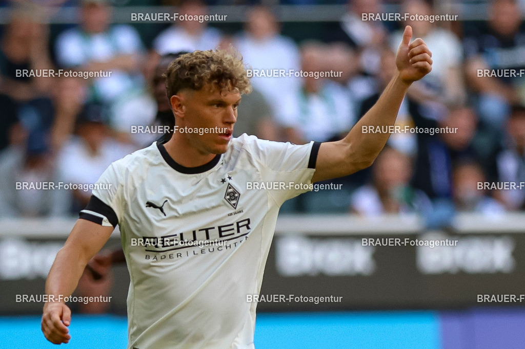 Borussia Mönchengladbach vs Hamburger SV - Bundesliga  | Mönchengladbach, Deutschland, 24.08.25:   Robin Hack (Borussia Mönchengladbach) gestikuliert, Gestik waehrend des Spiels der Bundesliga zwischen Borussia Mönchengladbach vs Hamburger SV im Stadion im Borussia Park(Foto von Brauer-Fotoagentur / Adrian Schlueter)