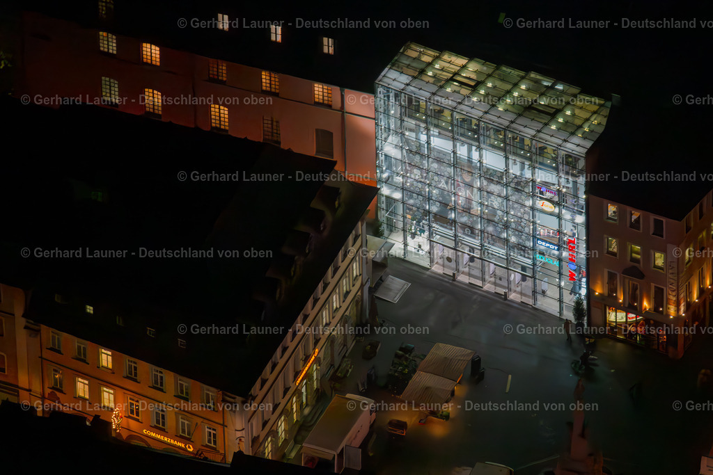 3906074 | Glasfront des Kaufhauses Wöhrl bei Nacht