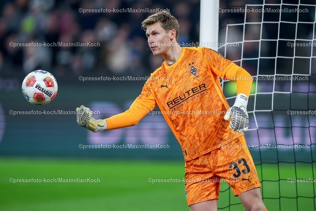 BMG28112501063 | 28.11.2025, Fußball, Borussia Mönchengladbach - RB Leipzig, 1. Fußball Bundesliga, 12.Spieltag, Borussia-Park, Saison 2025 2026: Torwart Moritz Nicolas (Borussia Mönchengladbach #33) DFB regulations prohibit any use of photographs as image sequences and or quasi-video.